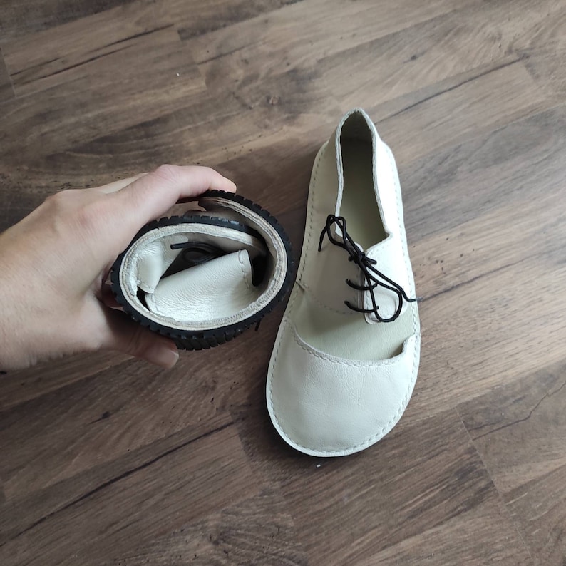 Zapatos planos minimalistas de piel hechos a mano para mujer, estilo bailarina, con puntera ancha. imagen 9