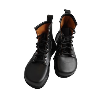 Puede incluir: Un par de botas de cuero negro con dise&ntilde;o de cordones. Las botas tienen una puntera redondeada y una suela resistente. El forro interior es de color marr&oacute;n claro. Las botas est&aacute;n dise&ntilde;adas para el uso diario.