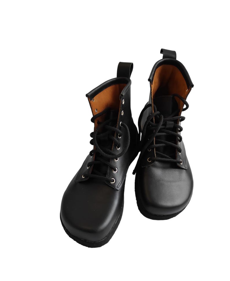 Puede incluir: Un par de botas de cuero negro con dise&ntilde;o de cordones. Las botas tienen una puntera redondeada y una suela resistente. El forro interior es de color marr&oacute;n claro. Las botas est&aacute;n dise&ntilde;adas para el uso diario.