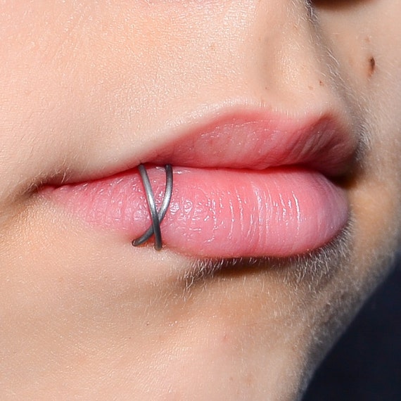 Kreta Waarschijnlijk George Bernard Criss Cross Surgical Steel Fake Lip Ring / Lip Cuff Faux Lip - Etsy