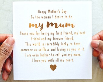 Può includere: Un biglietto bianco per la festa della mamma con scritte dorate. Il testo recita "Happy Mother's Day" e "my mum", insieme a un messaggio sentito. Un piccolo cuore dorato è in basso.