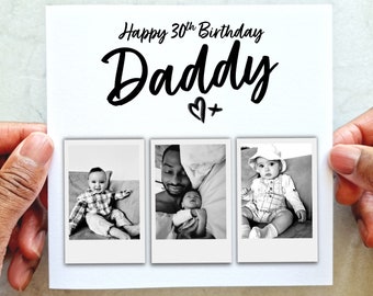 Może przedstawiać: Czarno-biała kartka z tekstem "Happy 30th Birthday Daddy" i sercem z plusem. Na kartce znajdują się trzy czarno-białe zdjęcia w stylu Polaroid przedstawiające dziecko.
