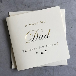 Può includere: Un biglietto bianco con lettere dorate che recitano "Always My Dad Forever My Friend" con tre stelle dorate sotto il testo.