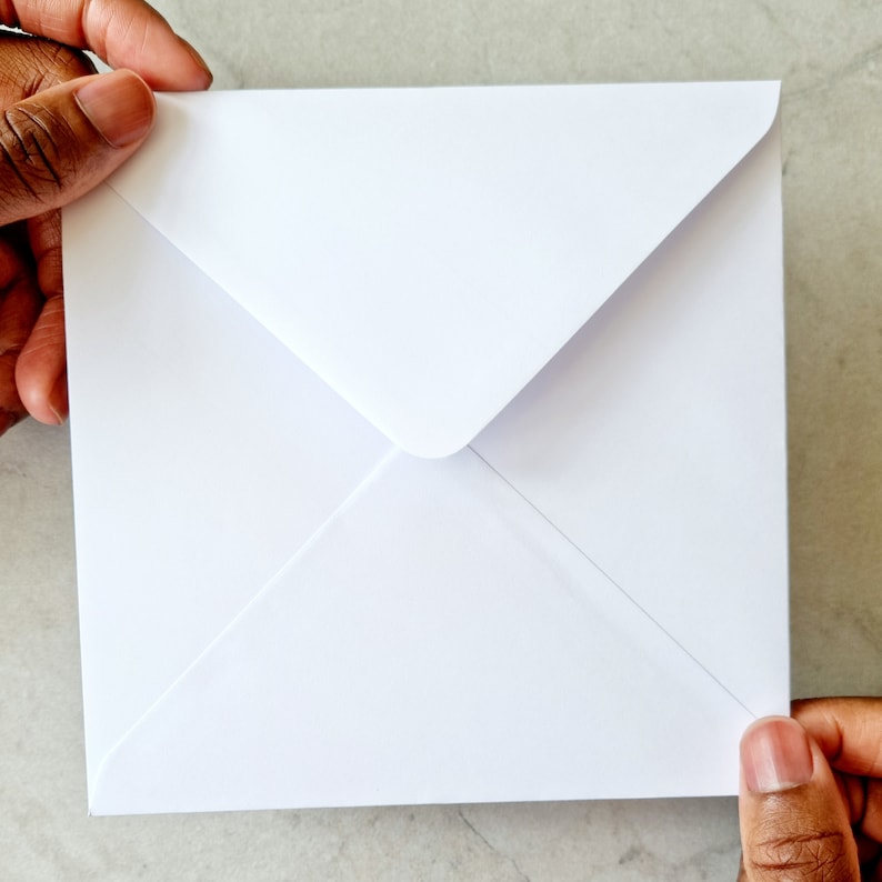 Op de afbeelding: Een witte envelop met een standaard flap.