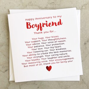 K&ouml;nnte beinhalten: Eine wei&szlig;e Karte mit rotem Text, der "Happy Anniversary to my Boyfriend Thank you for..." lautet, gefolgt von einer Liste von Gr&uuml;nden, jemanden zu sch&auml;tzen. Die Karte hat unten ein rotes Herz.