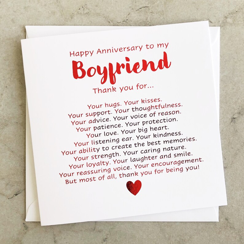 K&ouml;nnte beinhalten: Eine wei&szlig;e Karte mit rotem Text, der "Happy Anniversary to my Boyfriend Thank you for..." lautet, gefolgt von einer Liste von Gr&uuml;nden, jemanden zu sch&auml;tzen. Die Karte hat unten ein rotes Herz.