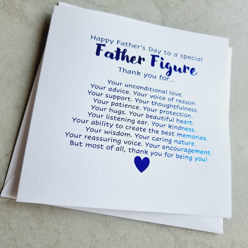 K&ouml;nnte beinhalten: Eine wei&szlig;e Karte mit blauem Text, der lautet: "Frohen Vatertag an einen besonderen Vater. Danke f&uuml;r... Deine bedingungslose Liebe. Deine Ratschl&auml;ge. Deine Stimme der Vernunft. Deine Unterst&uuml;tzung. Deine Aufmerksamkeit. Deine Geduld. Deinen Schutz. Deine Umarmungen. Dein sch&ouml;nes Herz. Dein offenes Ohr. Deine Freundlichkeit. Deine F&auml;higkeit, die sch&ouml;nsten Erinnerungen zu schaffen. Deine Weisheit. Deine f&uuml;rsorgliche Art. Deine beruhigende Stimme. Deine Ermutigung. Aber vor allem, danke, dass du du bist!" Ein blaues Herz befindet sich am unteren Rand der Karte.