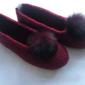Felt shoes, burgundy ballerina shoes with faux fur pompom, slippers, felt slippers, felted slippers, barefoot shoes, felt shoes.