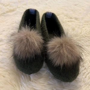 Felt shoes, hunter green ballerina shoes with faux fur pompom, slippers, felt slippers, felted slippers, barefoot shoes, felt shoes.