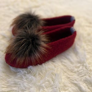 Felt shoes, burgundy ballerina shoes with faux fur pompom, slippers, felt slippers, felted slippers, barefoot shoes, felt shoes.