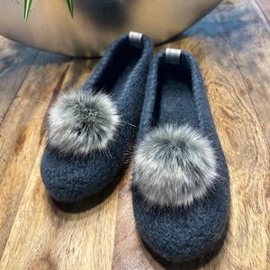 Felt shoes, dark grey ballerina shoes with faux fur pompom, slippers, felt slippers, felted slippers, barefoot shoes, felt shoes.