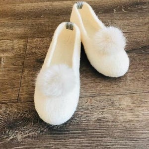 Felt shoes, natural colored ballerina shoes with faux fur pompom, slippers, felt slippers, felted slippers, barefoot shoes, felt shoes.