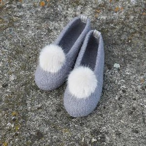 Felt shoes, light grey ballerina shoes with faux fur pompom, slippers, felt slippers, felted slippers, barefoot shoes, felt shoes.