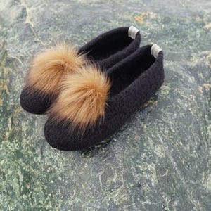 Felt shoes, black ballerina shoes with faux fur pompom, slippers, felt slippers, felted slippers, barefoot shoes, felt shoes.