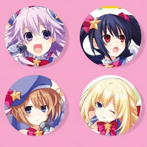 Peut inclure: Quatre badges ronds de personnages d'anime avec différentes coiffures et expressions. Chaque personnage tient un microphone. Les badges sont sur un fond rose. Le badge en haut à gauche porte le texte "KURO CREATES".