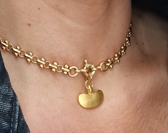 Gargantilla de cadena dorada vintage, collar con colgante de oro mate y cierre de palanca.
