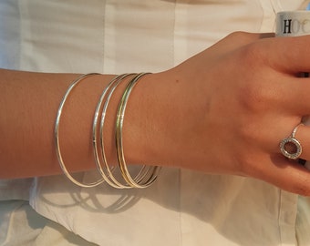 Brazaletes minimalistas apilables, pulseras finas chapadas en plata y oro.