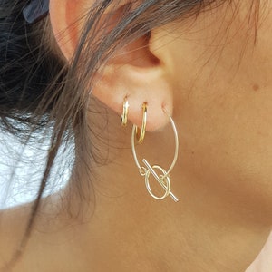 Minimalist Dangle Earrings, Gold Filled Hoop Earring with a Toggle Pendant, Gold Round Wire Earrings, Everyday Earrings for Women