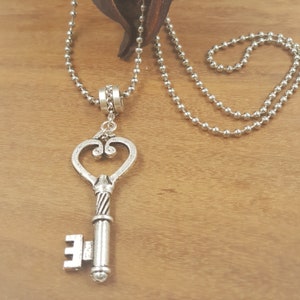 Antieke zilveren sleutel charme 0n een zilveren bal ketting ketting, Y2k ketting, lange mooie zilveren hart ketting, vintage stijl