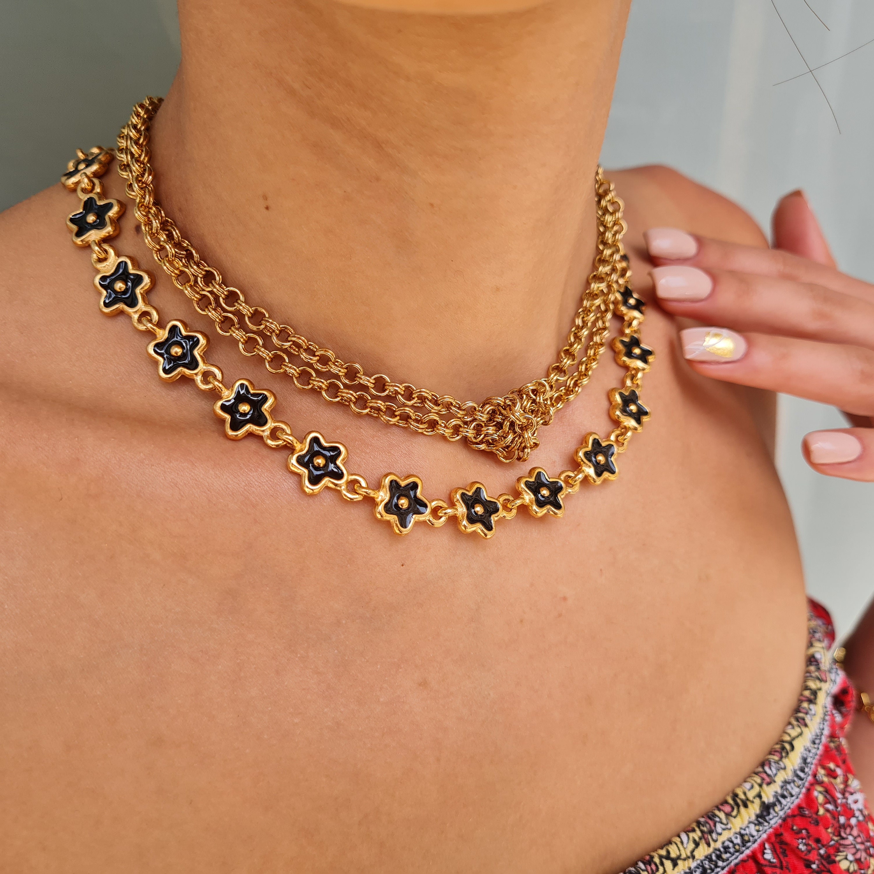 Collana Girocollo Floreale In Smalto Nero E Oro - Ciondolo A Fiore Elegante Per Donna, Catena Regolabile, Gioiello Femminile Per Ogni Occasione