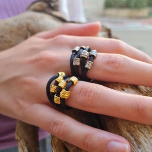 Anillo de silicona personalizado con elementos bohemios móviles chapados en plata/oro: anillo cómodo para enfermeras. Banda elástica flexible de color negro.