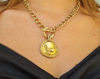 Collar con colgante de moneda de oro, cierre de palanca, joyería llamativa