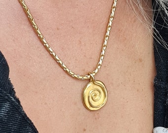 Pendant Gold Chunky Chain Necklace, 14k Gold Unique Necklace with Snail Motif Charm Pendant ,Statement Necklace,  Coin Pendant Choker Chain