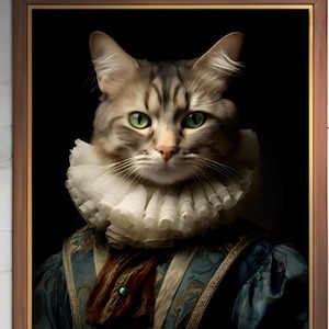 Op de afbeelding: Een portret van een kat die een blauwe en gouden outfit draagt met een witte kanten kraag. De kat heeft groene ogen en kijkt recht naar de kijker. Het portret is ingelijst in een donkerhouten lijst.
