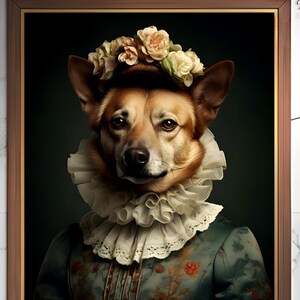 Op de afbeelding: Een portret van een hond die een witte kanten kraag en een bloemenkroon draagt. De hond is gekleed in een groene en gouden gepatroneerde jurk. Het portret is ingelijst in een bruin houten lijst.