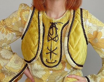 Chaleco corto acolchado reciclado: estampado floral amarillo mostaza, hecho a mano, estilo bohemio hippie, talla S/M
