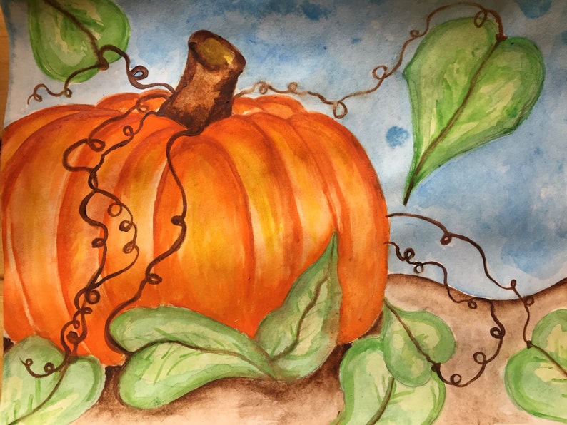 Pode incluir: Uma pintura em aquarela de uma ab&oacute;bora laranja com folhas verdes e videiras marrons. A ab&oacute;bora est&aacute; sentada em uma superf&iacute;cie marrom com um fundo azul.