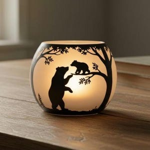 Handbemalter Kerzenhalter aus Glas mit Bärenlandschaft – ein wunderschönes Geschenk für Mütter und Bärenliebhaber. Personalisieren Sie Ihr Geschenk individuell. Auch als Weihnachtsgeschenk geeignet.