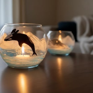 Orka-orka in handgeschilderde kandelaar in oceaan en berg