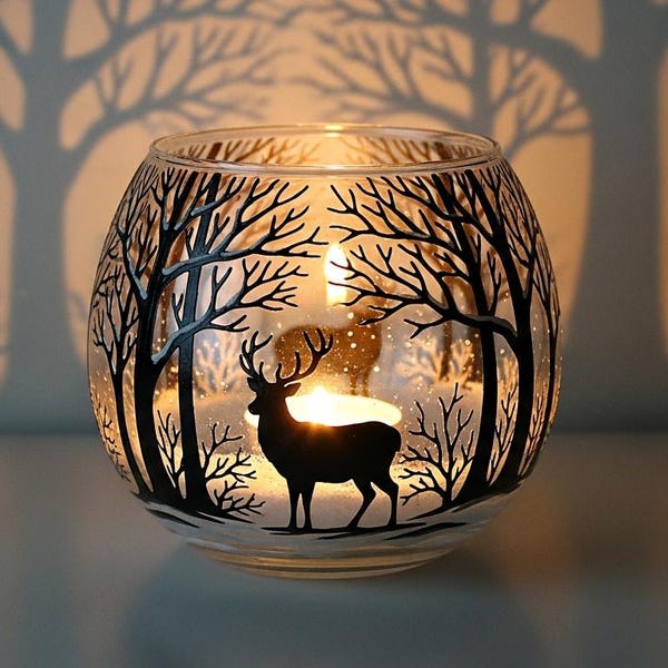 Portacandele in vetro dipinto a mano a forma di cervo: Winter Forest Art