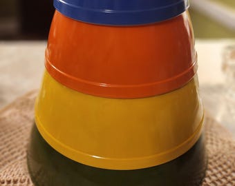 Vintage Pyrex Reverse Primary Mixing Bowls – Complete 4-Piece Set, Mint Condition Retro Kitchenware