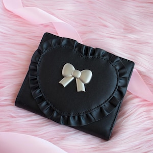Cartera Black Dahl Heart con volantes y herrajes de lazo personalizados, estilo cottagecore, kawaii y coqueto en piel vegana, estética de cisne negro