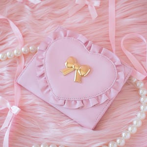 Cartera Pink Dahl Heart con volantes y herrajes de lazo personalizados, estilo cottagecore, kawaii y coqueto en cuero vegano, estética de cisne negro.