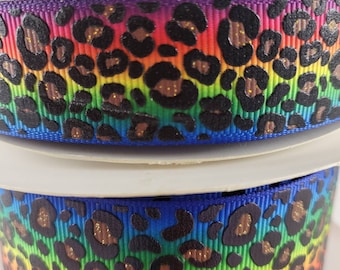Può includere: Nastro con stampa leopardata arcobaleno su sfondo blu. Il nastro ha una finitura leggermente glitterata.