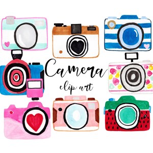 Puede incluir: Un conjunto de ocho ilustraciones de acuarela de cámaras en varios colores y estilos. Las cámaras tienen diferentes diseños, incluyendo rayas, lunares, corazones y una diana. El texto "Camera clip art" está escrito en cursiva negra.