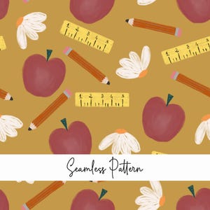 Może przedstawiać: Bezszwowy wzór z czerwonymi jabłkami, stokrotkami, ołówkami i linijkami na musztardowym tle. Tekst "Seamless Pattern" znajduje się na dole. Idealny do projektów szkolnych lub rękodzieła. Linijki są w centymetrach.