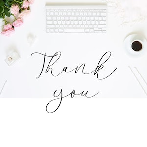 Puede incluir: Un fondo blanco con un teclado blanco, una taza de caf&eacute; y flores rosas. Las palabras "Gracias" est&aacute;n escritas en cursiva negra.