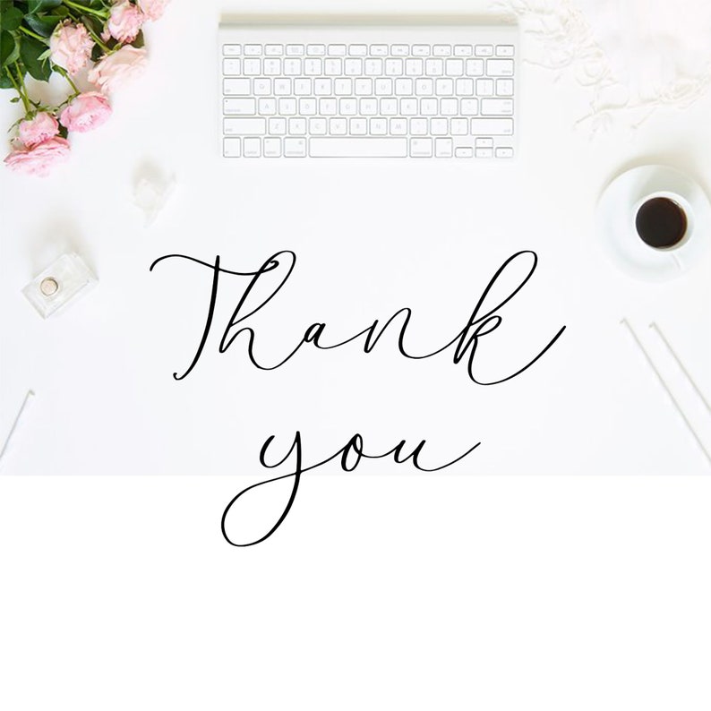 Puede incluir: Un fondo blanco con un teclado blanco, una taza de caf&eacute; y flores rosas. Las palabras "Gracias" est&aacute;n escritas en cursiva negra.