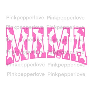 Può includere: Grafica rosa e bianca con la parola "MAMA" in grandi lettere rosa in grassetto con contorno bianco. Le lettere hanno un motivo a stampa di mucca.