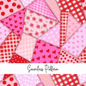 Può includere: Un motivo patchwork senza cuciture con vari tessuti rosa e rossi. I disegni includono pois, cuori, quadretti e stampe floreali. I pezzi sono cuciti insieme con un punto a zig-zag e viene visualizzato il testo "Seamless Pattern".
