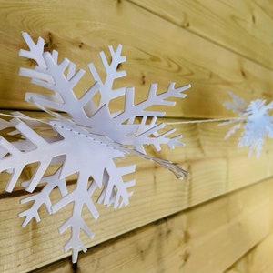 Guirlanda de flocos de neve / bandeirinhas - Cartão de flocos de neve 3D com brilho branco de tamanho misto em cordão branco para eventos temáticos de Natal ou inverno congelado festivo 3 m