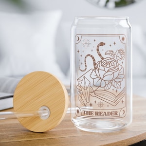 Tarot Kartenleser Glasdose 16 Unzen mit Bambusdeckel und Stroh, Buch-Liebhaber-Geschenk, Tarot-Eiskaffeeglas, Leser-Geschenk, Buchclub-Geschenke Halloween