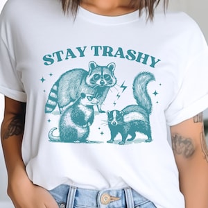 Stay Trashy shirt, retro grappige graphic tees, shirt wasbeer, meme graphic T-shirt, wasbeer minnaar cadeau, grappig grafisch shirt, meme graphic tees