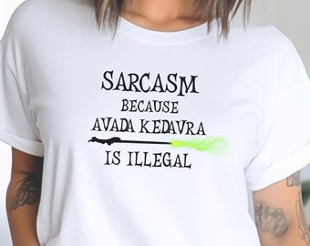 Sarcasmo porque Avada Kedavra es camisa ilegal, camiseta divertida, camisa de mago, camisa de varita mágica, camisa de escuela de magos, camisa de superhéroe, camiseta unisex