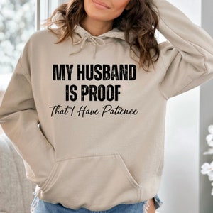 Min man är beviset på att jag har tålamod, hoodie, rolig fru-tröja, sarkastisk fru-tröja, roligt talesätt, make