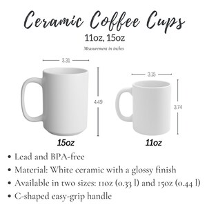 Op de afbeelding: Twee witte keramische koffiemokken met C-vormige handvatten. De mok links is 15 ounce en de mok rechts is 11 ounce. Beide mokken zijn loodvrij en BPA-vrij.